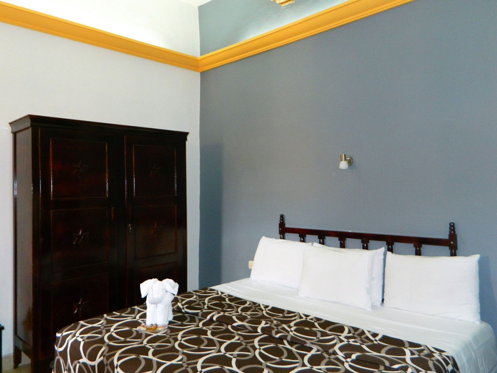 Premium bedding, desk, iron/ironing board, free WiFi
