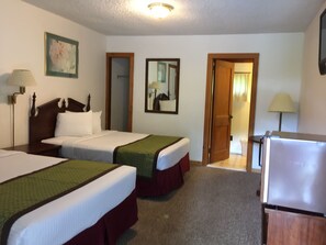 룸, 더블침대 2개 | 욕실 | 샤워기/욕조 결합, 무료 세면용품, 타월