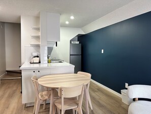 Private kitchen - Cloud 9 Inn (Whitecourt)