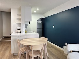 Condo standard, várias camas, cozinha americana | Cozinha privada | Cafeteira/chaleira, geladeira, micro-ondas