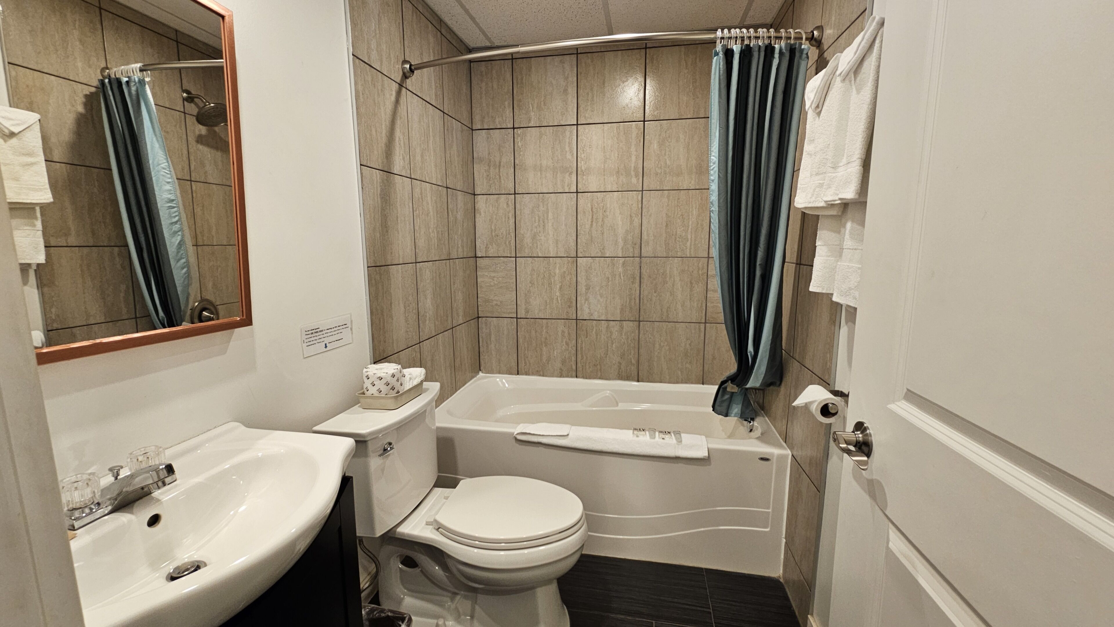 Une salle de bain avec un lavabo, des toilettes et une baignoire.