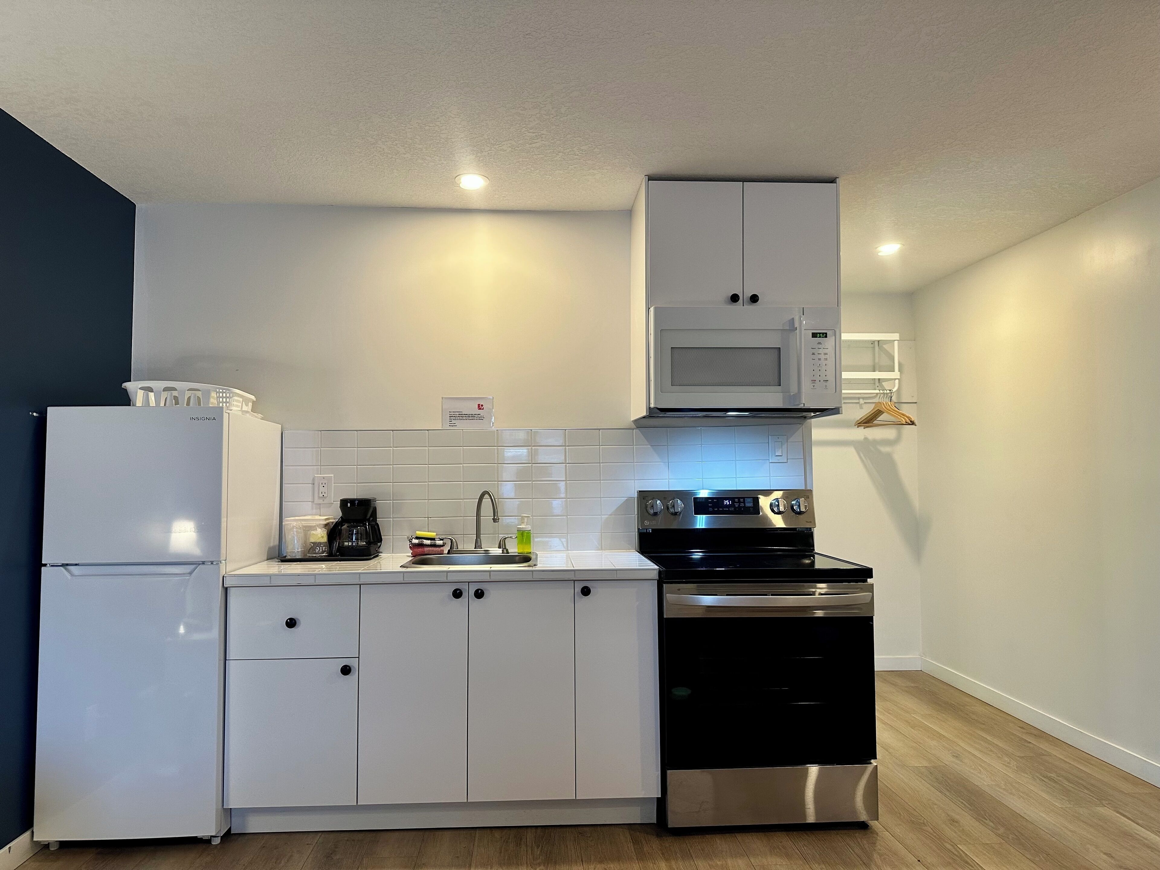 standard room, 1 queen bed, kitchen | 1 bedroom, desk, laptop workspace, soundproofing