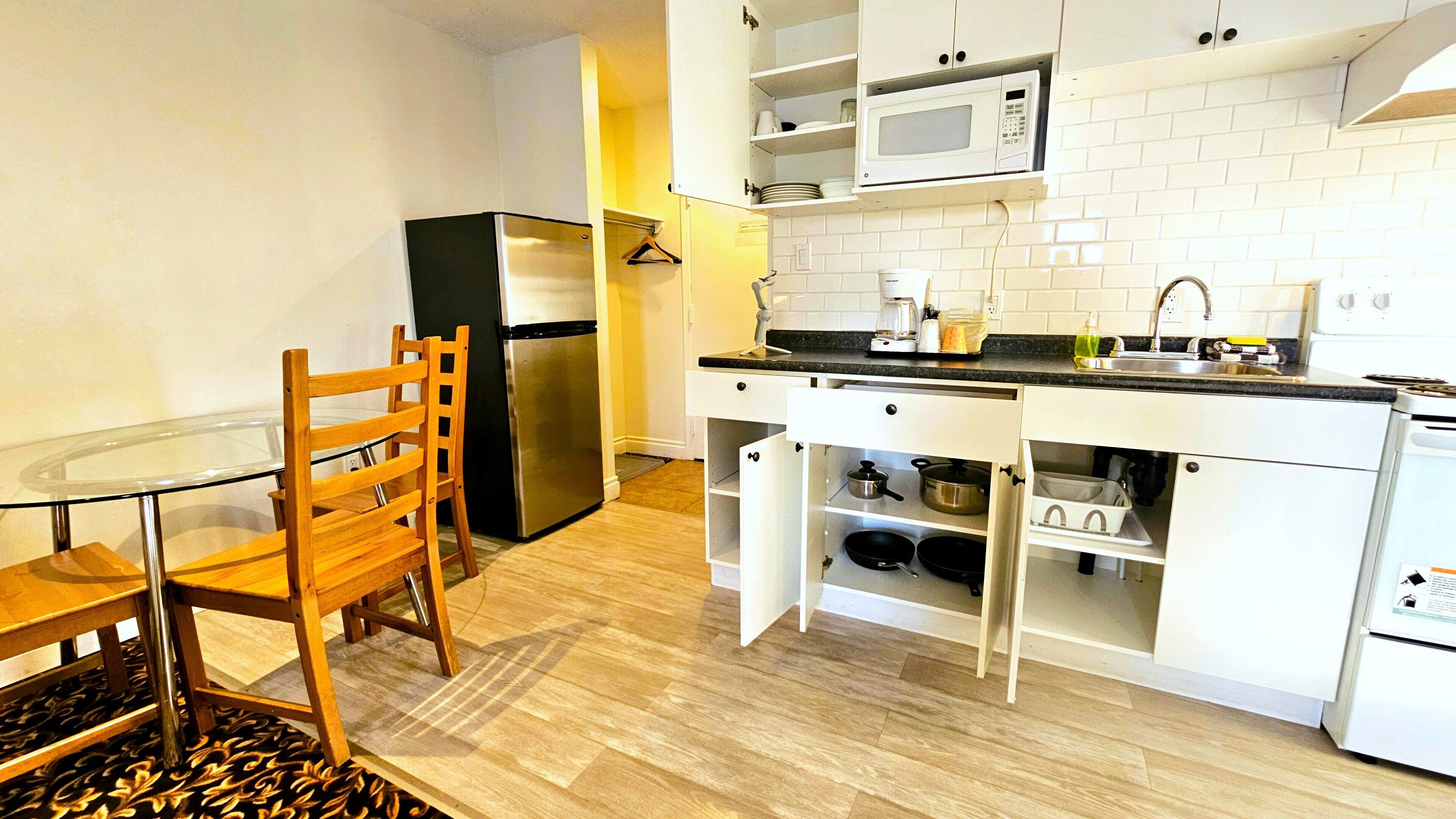 standard suite, multiple beds, kitchen | room amenity