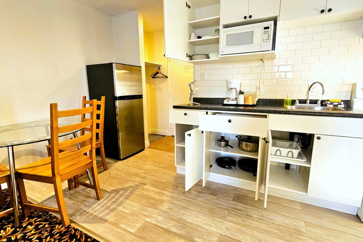 standard suite, multiple beds, kitchen | room amenity