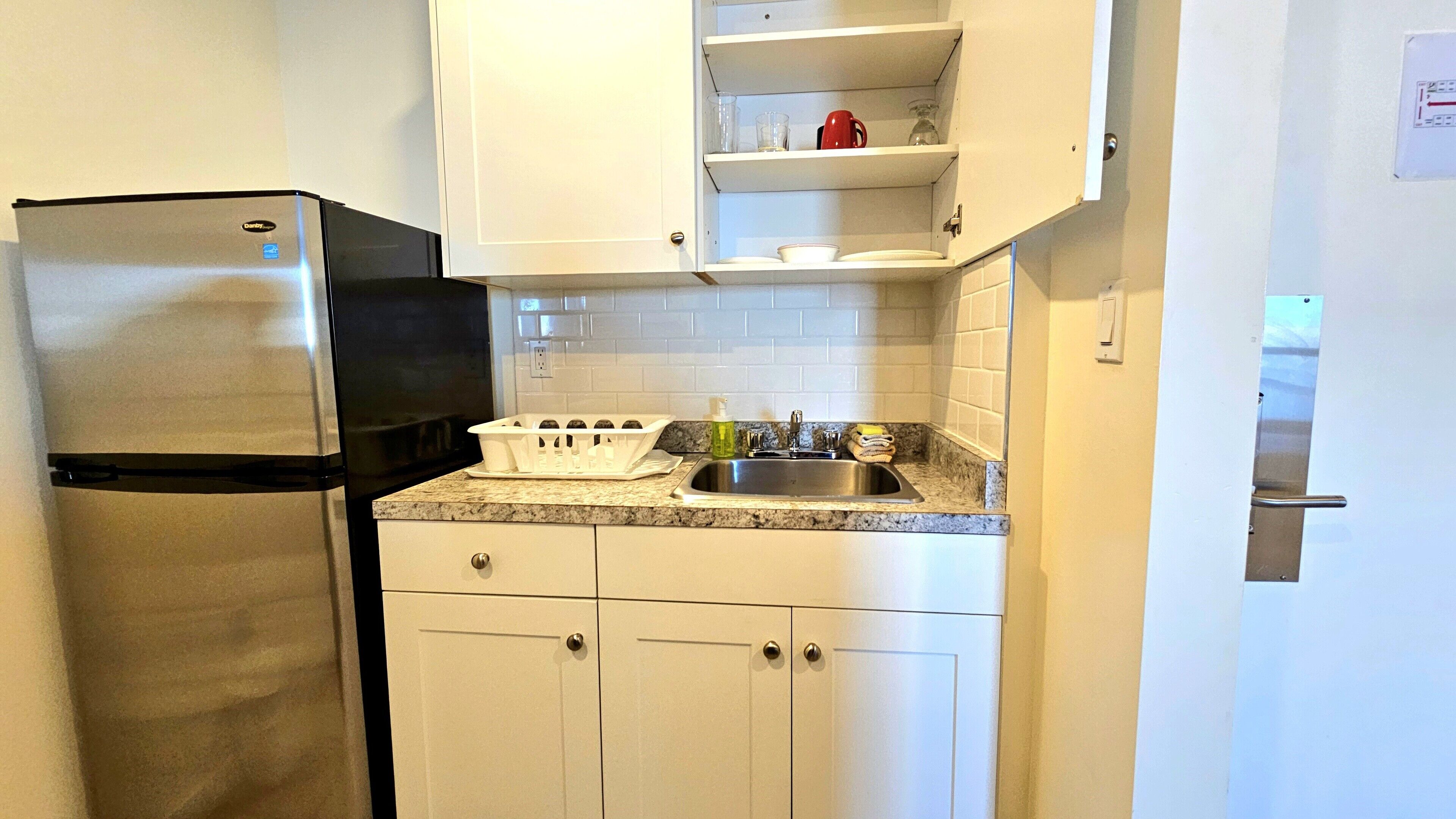 standard room, 1 queen bed, kitchen | room amenity