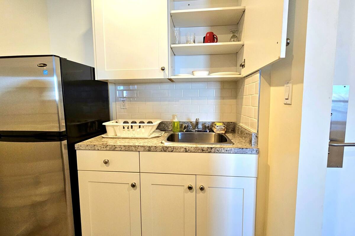 standard room, 1 queen bed, kitchen | room amenity