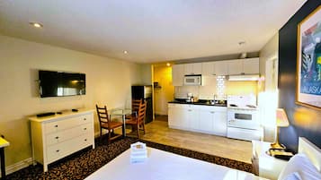 Standard Suite, Multiple Beds, Kitchen | Room amenity