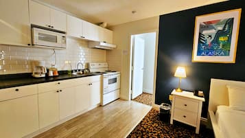 Suite Standard, plusieurs lits, cuisine | Ăquipements de la chambre