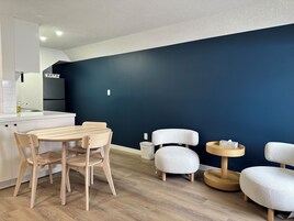 Condo standard, várias camas, cozinha americana | Área de estar | TV LCD 50 polegadas com canais a cabo, TV
