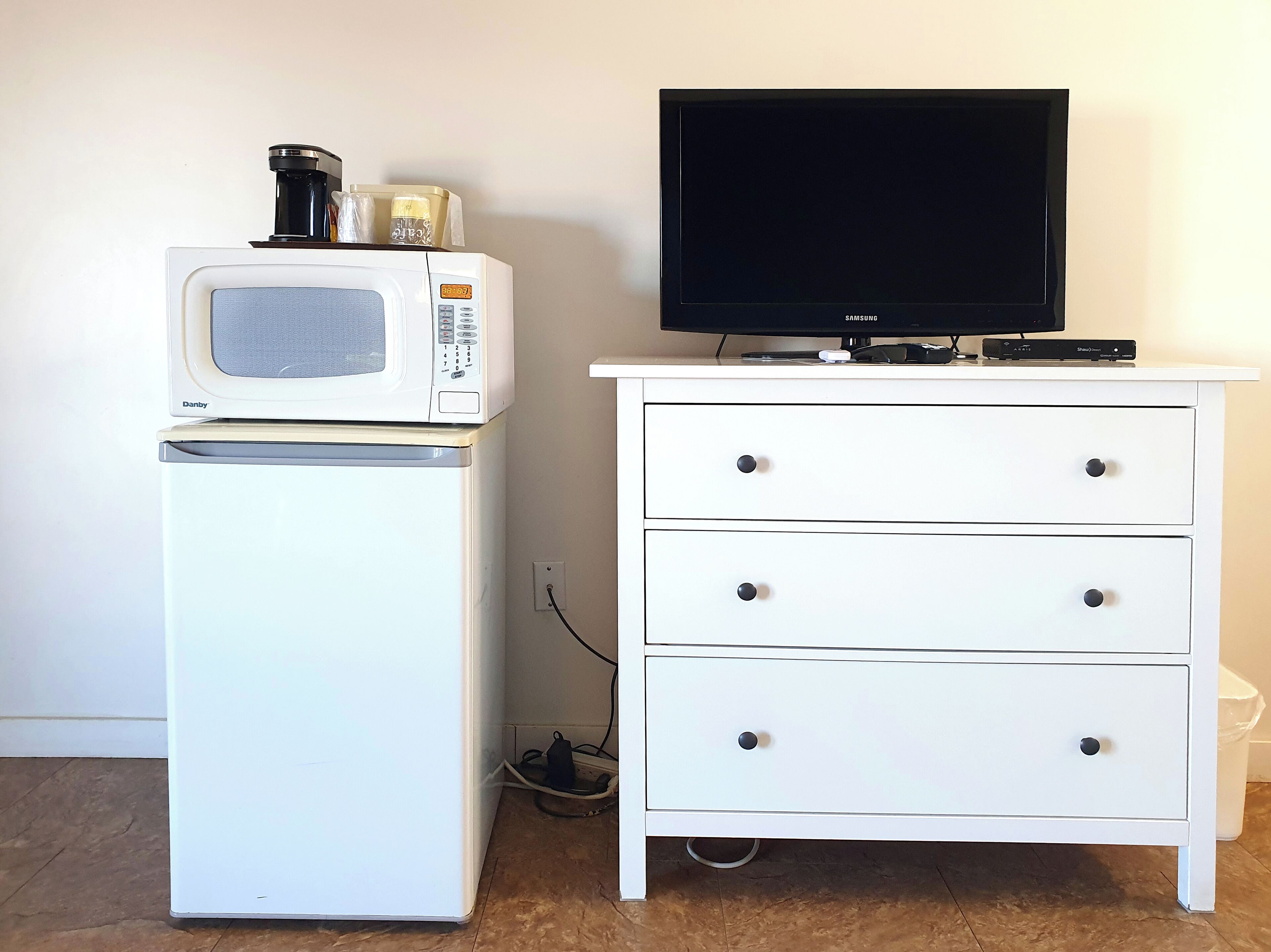 basic room, 1 queen bed (pet friendly) | 1 bedroom, desk, laptop workspace, soundproofing