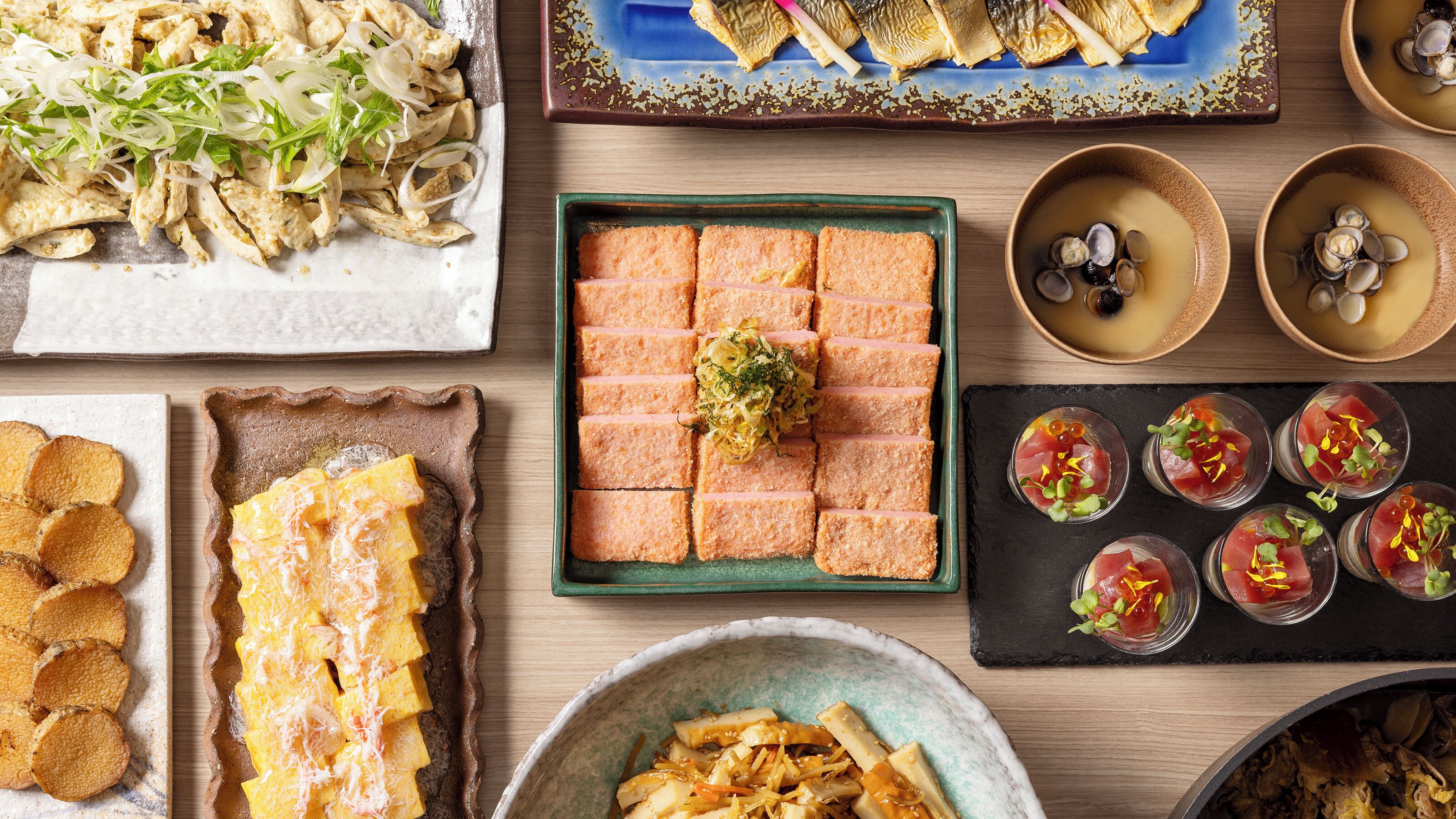 Variedad de platos que incluyen sashimi, opciones fritas y una selección de frutas y verduras.