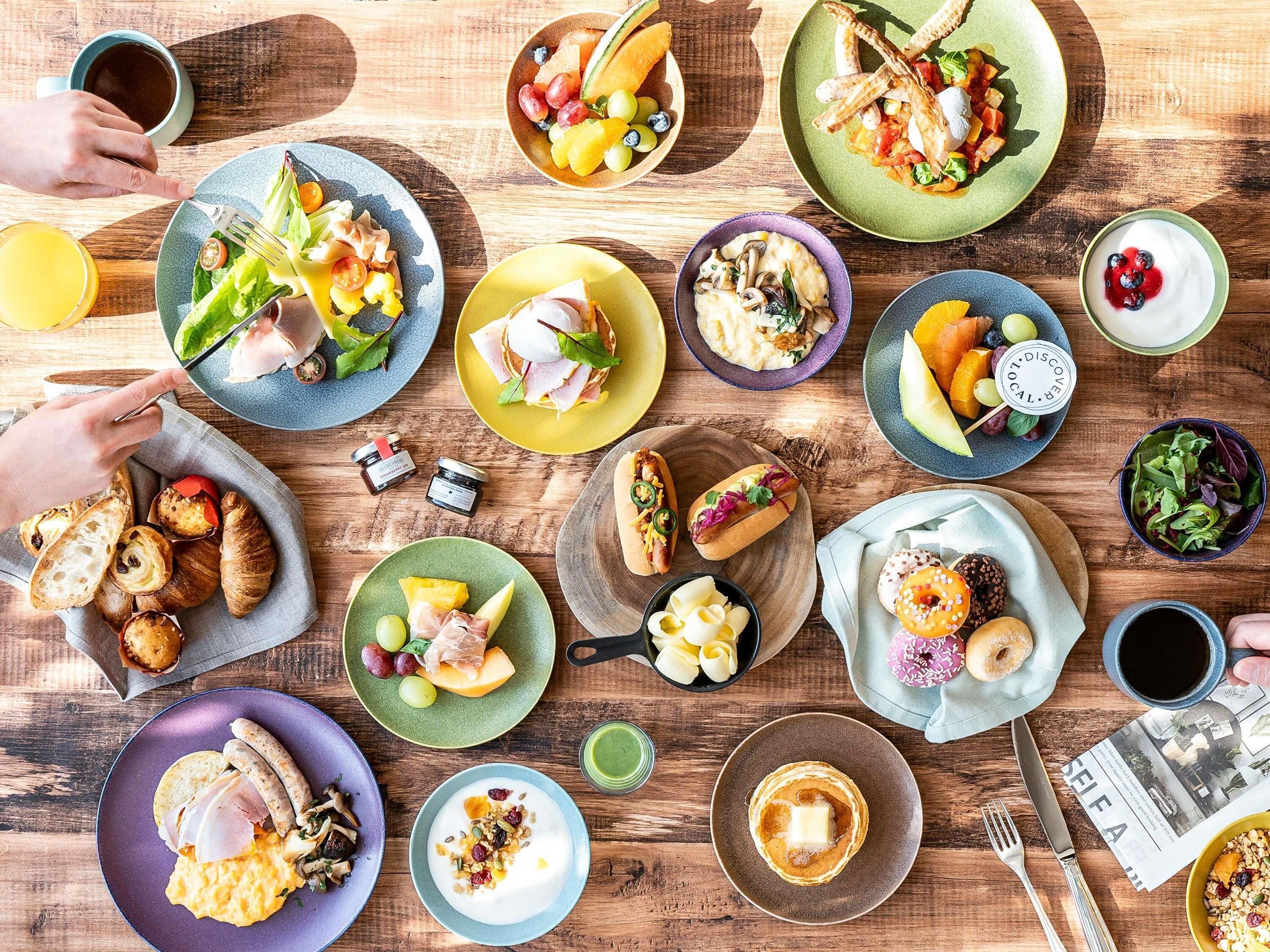 Daily buffet breakfast (JPY 3200 per person)