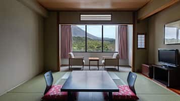 Premium bedding, in-room safe, desk, blackout drapes