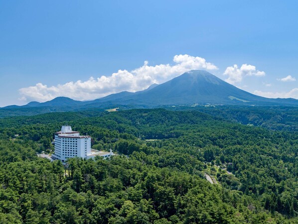 A hotel with a view of a forest and a mountain. - Mercure Tottori Daisen Resort & Spa (Hoki)