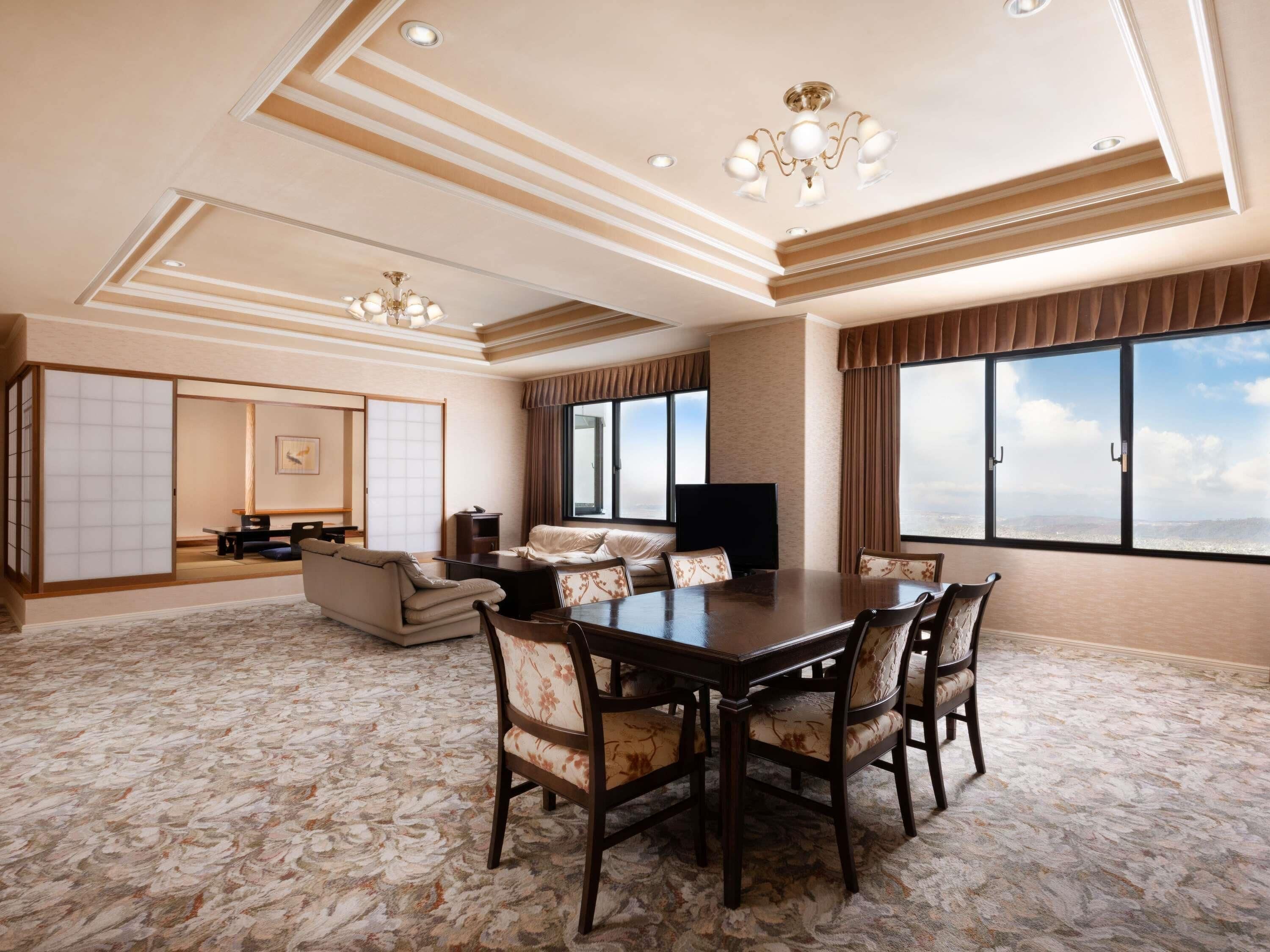 Ropa de cama de alta calidad y caja de seguridad en la habitación 