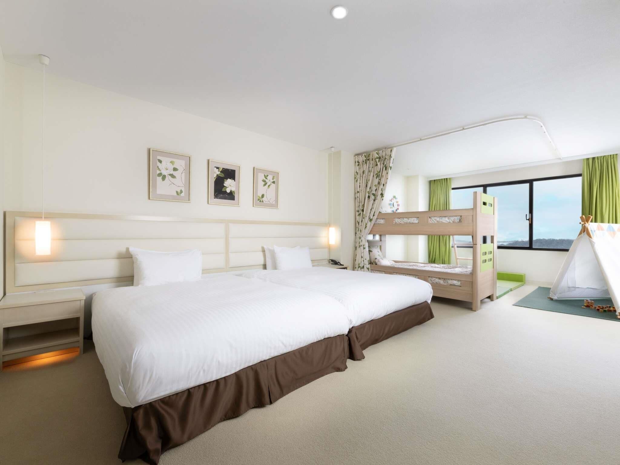 Privilege, Suite junior, 2 camas dobles | Ropa de cama de alta calidad, caja fuerte, escritorio y cortinas opacas