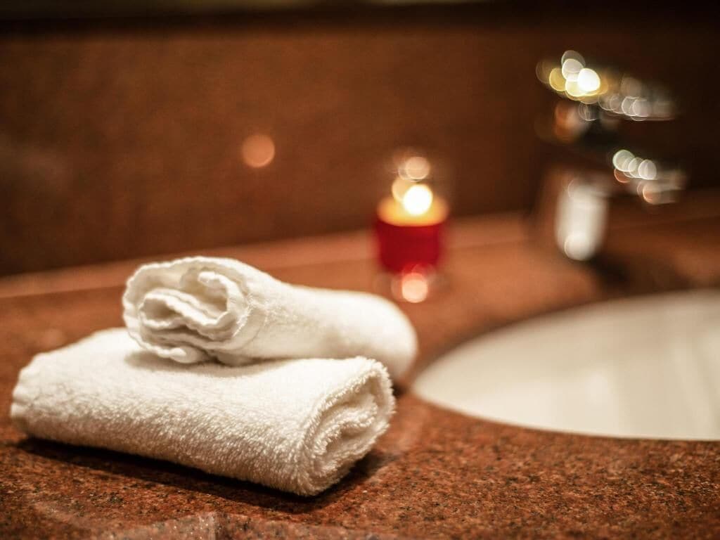 combined shower/bathtub, deep-soaking bathtub, free toiletries