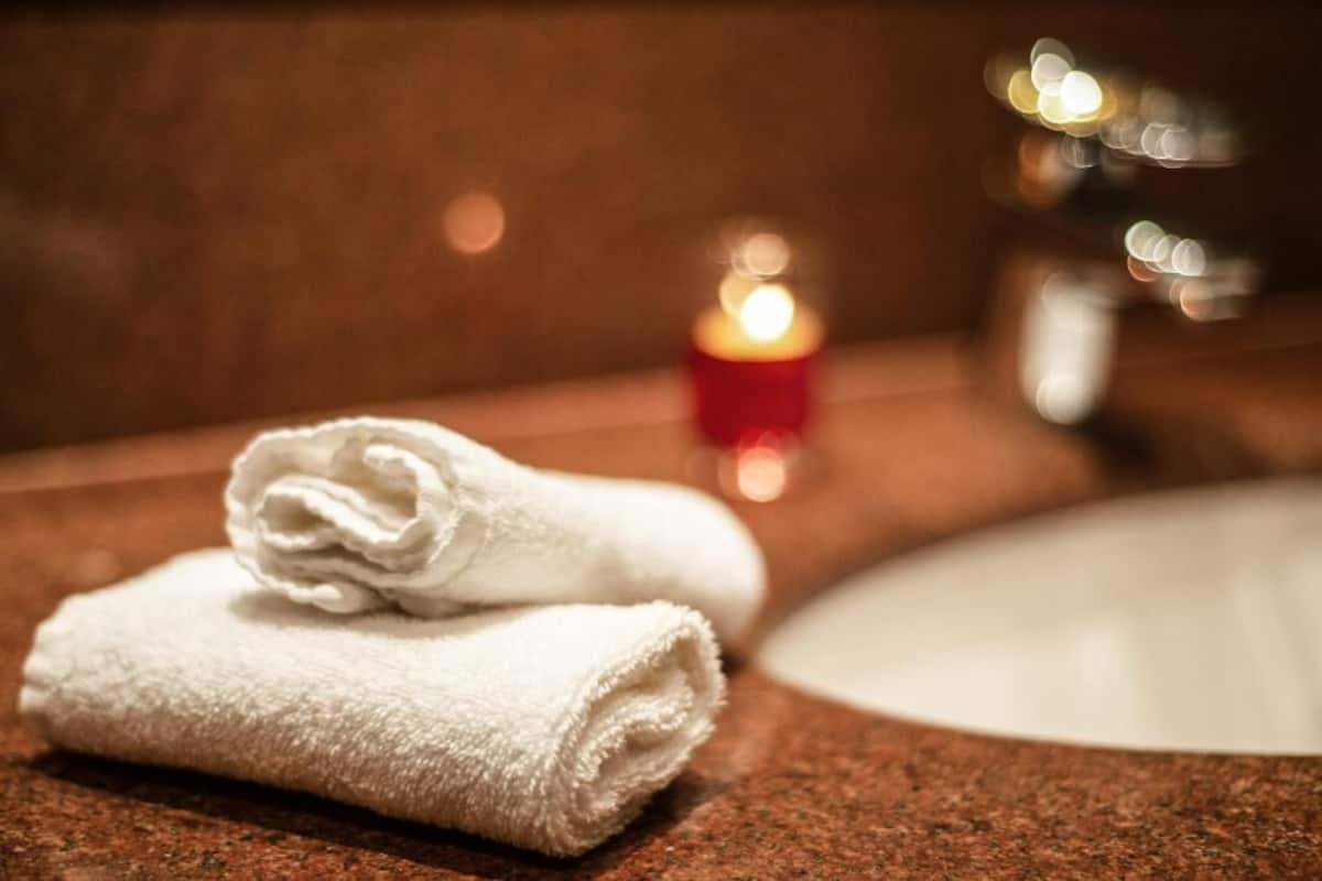 combined shower/bathtub, deep-soaking bathtub, free toiletries