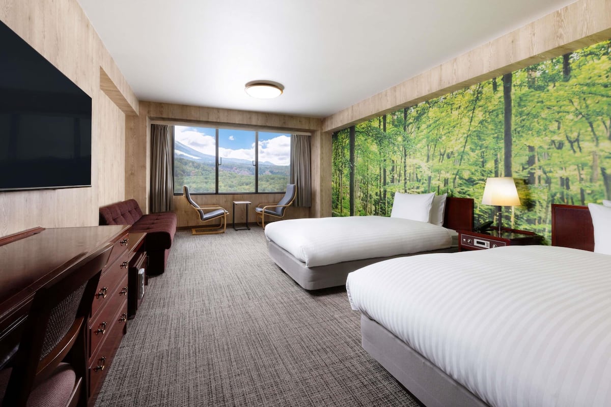 Habitación triple estándar, varias camas, vista a la montaña | Ropa de cama de alta calidad y caja de seguridad en la habitación