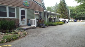 Un edificio con un letrero que dice "HEMLOCK Campground & Cottage".