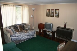 Living room - Hemlock Campground And Cottages (Tobyhanna)