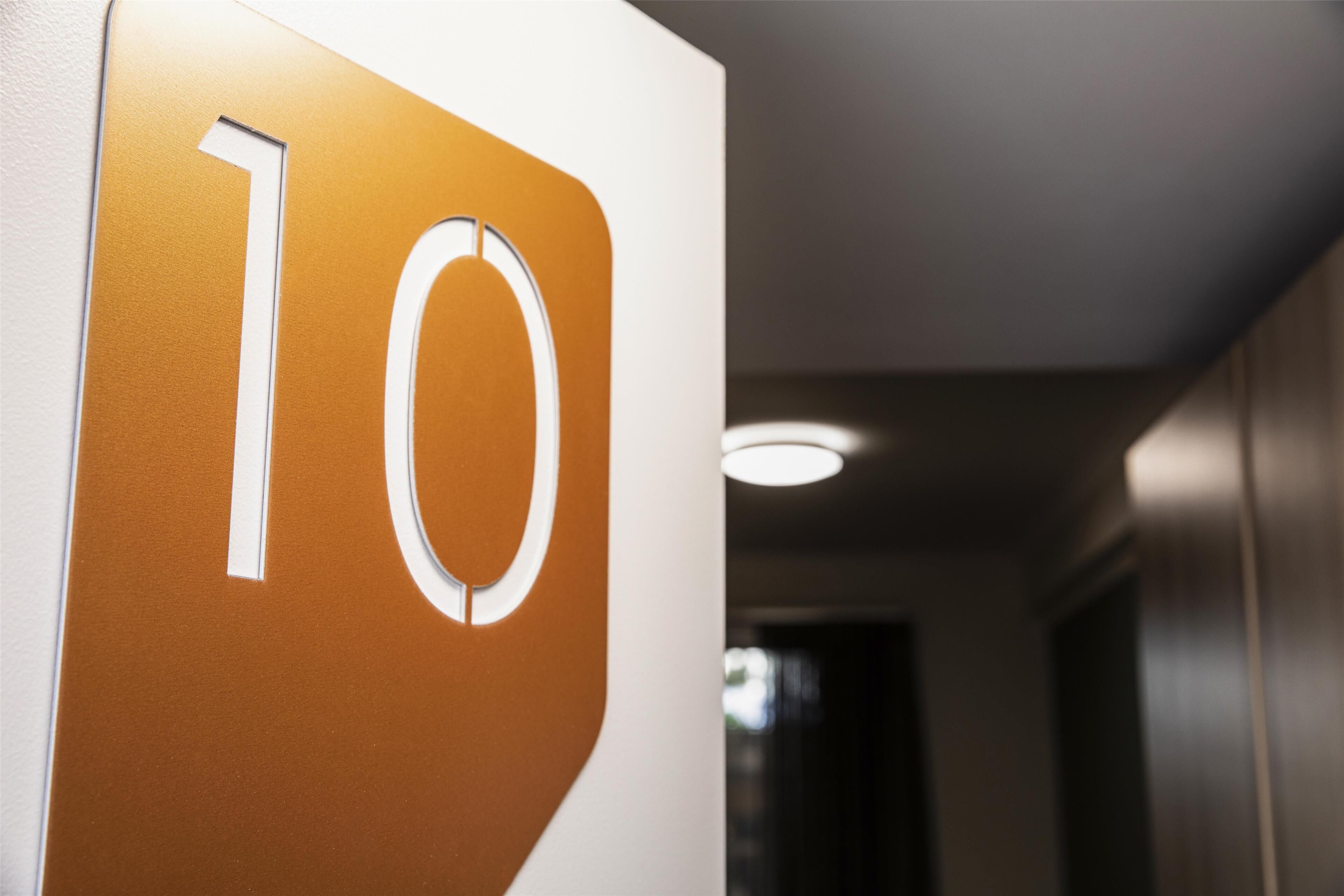 Un pasillo con un cartel que muestra el número 10.
