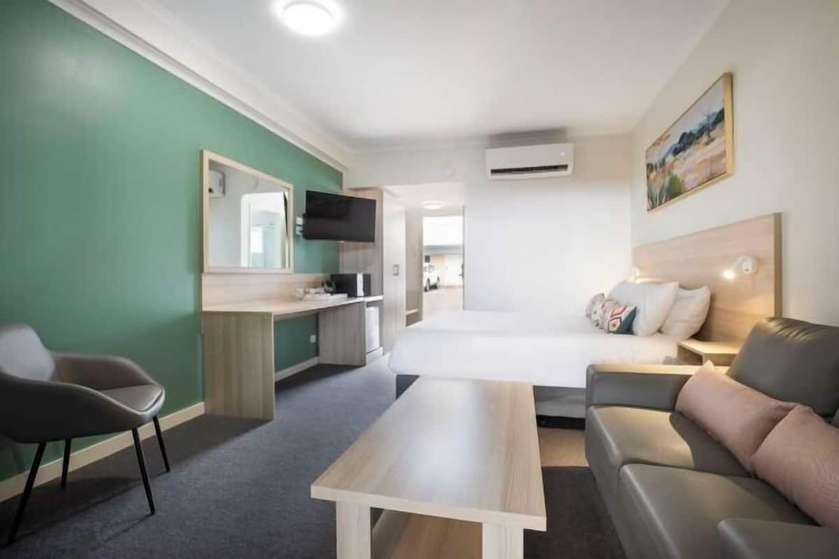 Desk, laptop workspace, iron/ironing board, WiFi (free)