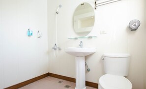 Shower, rainfall showerhead, free toiletries, hair dryer - Lantian Baiyun homestay - ID number：112 (Hualien City)