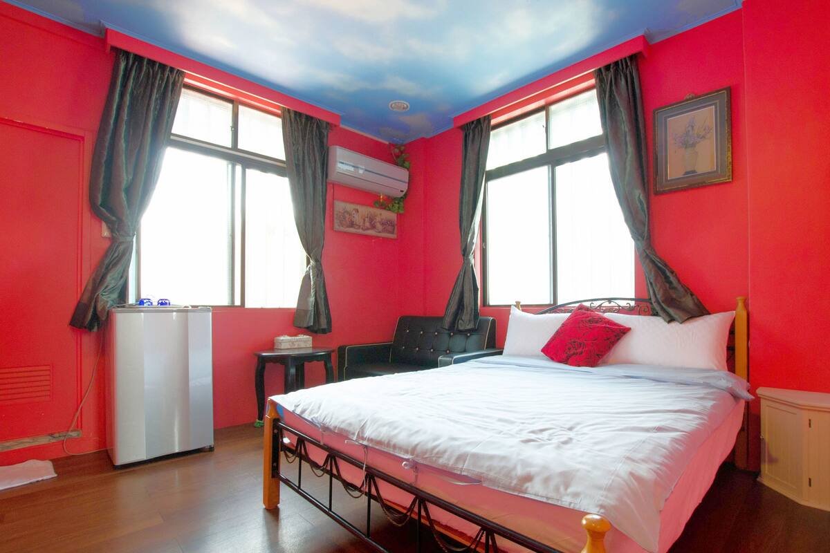 Une chambre avec un lit, un bureau et une fenêtre.