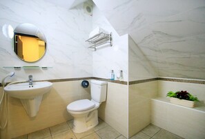 Shower, rainfall showerhead, free toiletries, hair dryer - Lantian Baiyun homestay - ID number：112 (Hualien City)