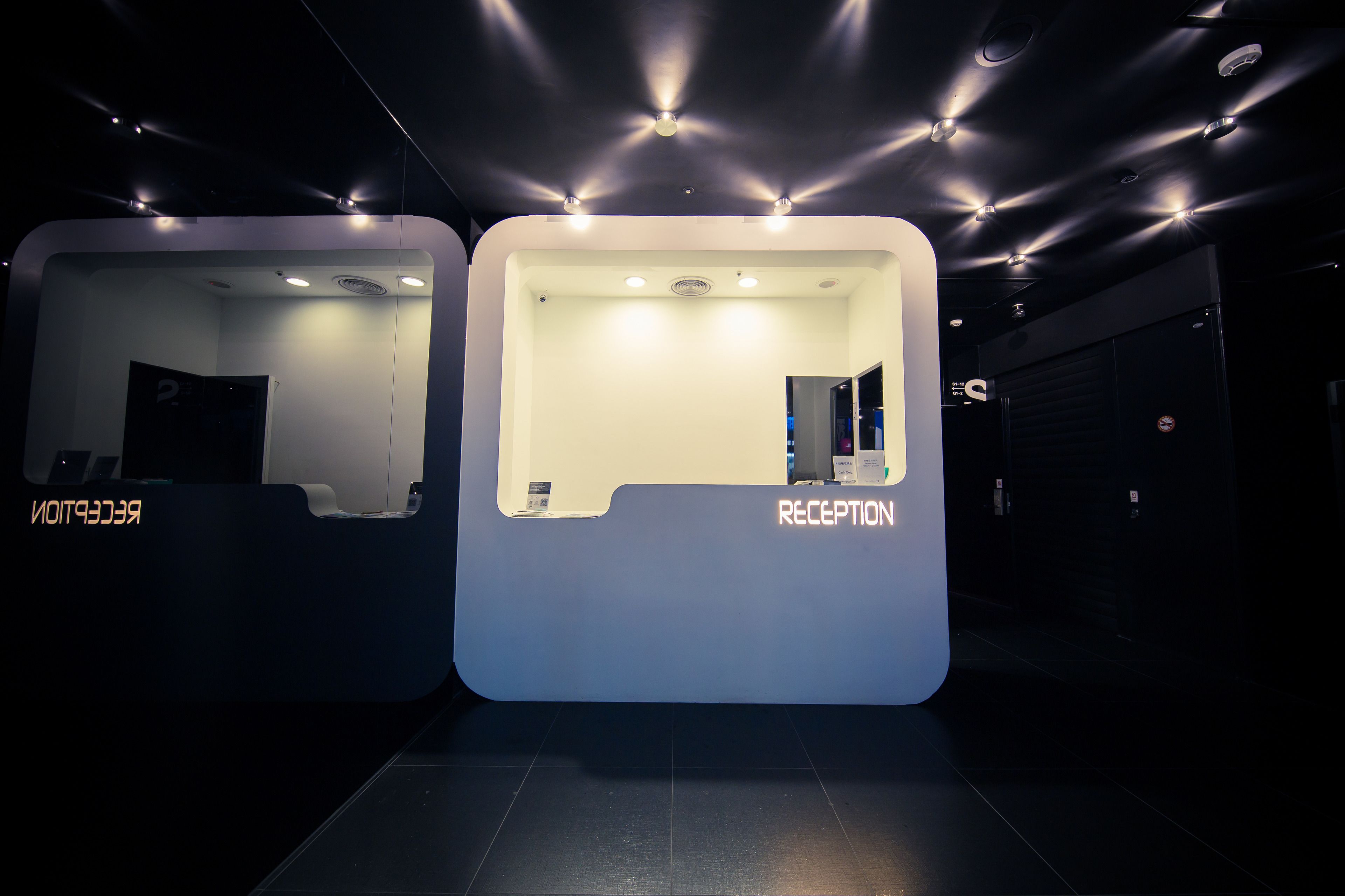 Twee receptiebalies met modern design, waarvan één met de tekst 'RECEPTION' en de andere ook 'RECEPTION'.