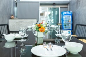 Der serveres frokost