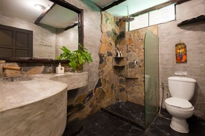 Dusche, kostenlose Toilettenartikel, Haartrockner, Bademäntel