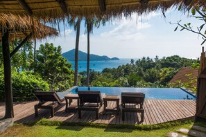 Outdoor pool, pool loungers - Koh Tao Heights Boutique Villas (Koh Tao)