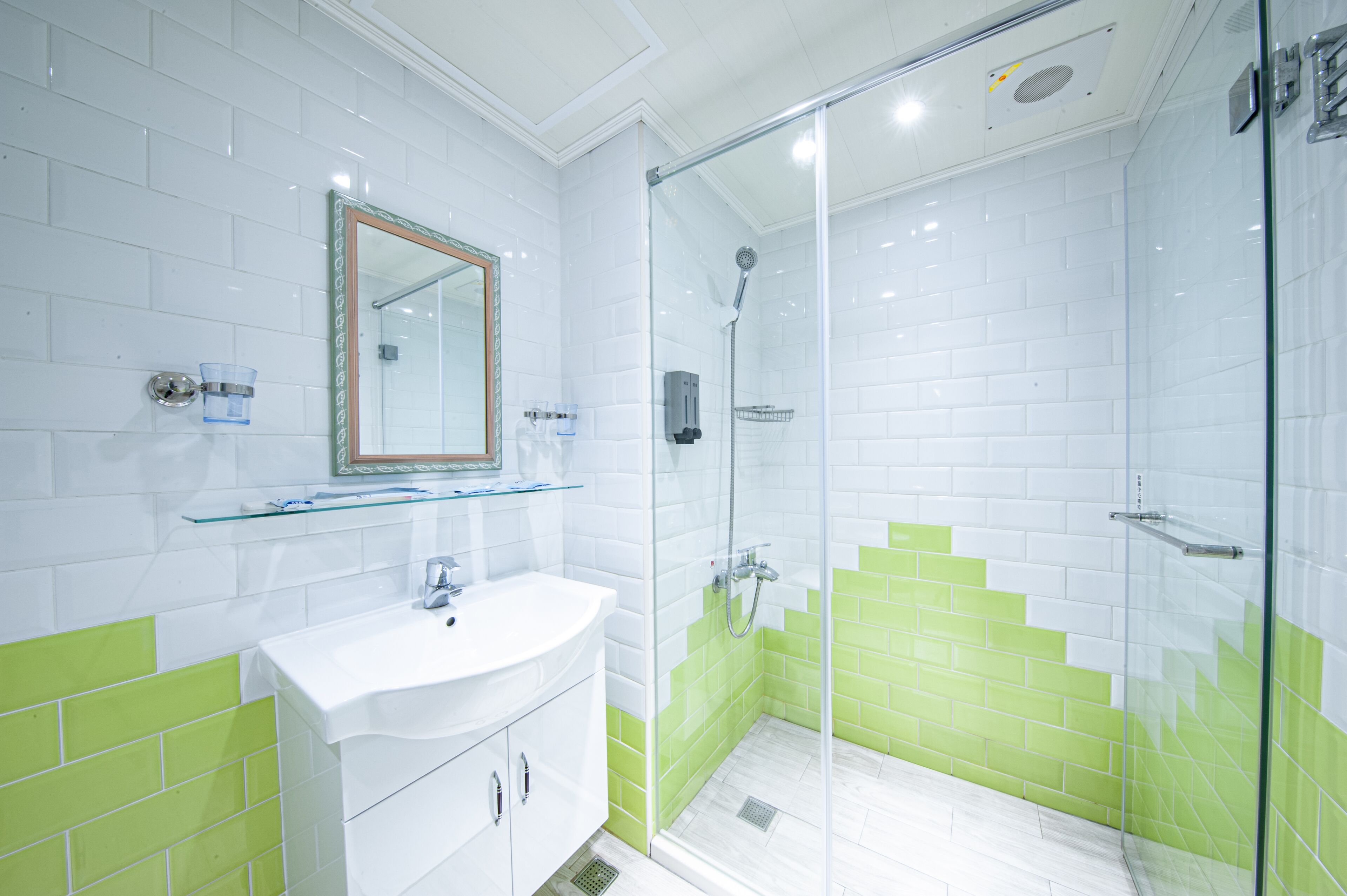 deluxe triple room | bathroom | hair dryer, towels, shampoo, toilet paper