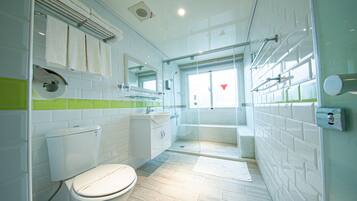 Traditional Suite | Bathroom | Hair dryer, towels, shampoo, toilet paper