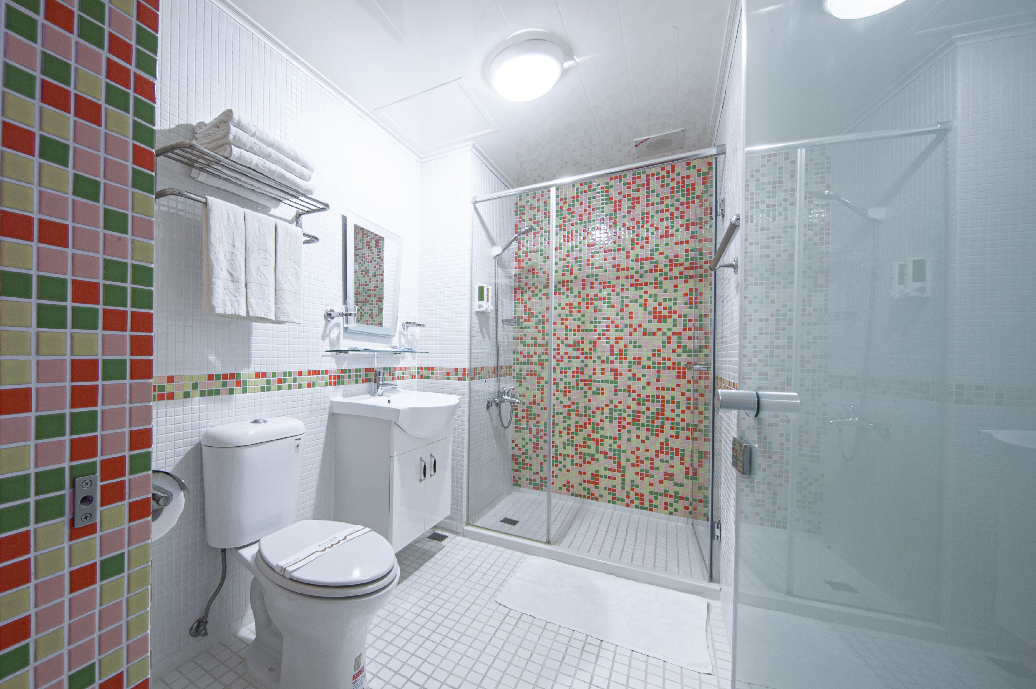 deluxe triple room | bathroom | hair dryer, towels, shampoo, toilet paper