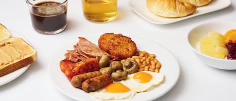 Petit déjeuner et dîner servis sur place