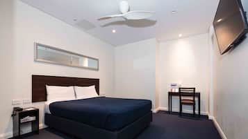 Värdeförvaringsskåp på rummet, skrivbord och strykjärn/strykbräda