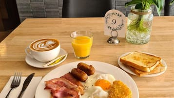 Frukost enligt egen beställning varje dag (AUD 21 per person)