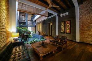 Lobby sitting area - 1825 Gallery Hotel (Malacca City)