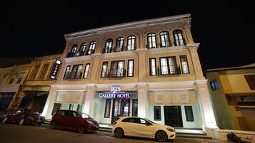 住宿正面 - 傍晚/夜晚