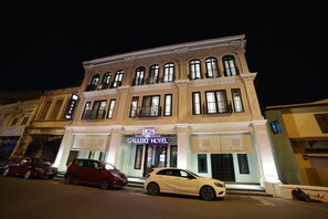 Overnatningsstedets facade – aften/nat