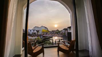 River Suite | In-room safe, desk, blackout drapes, soundproofing