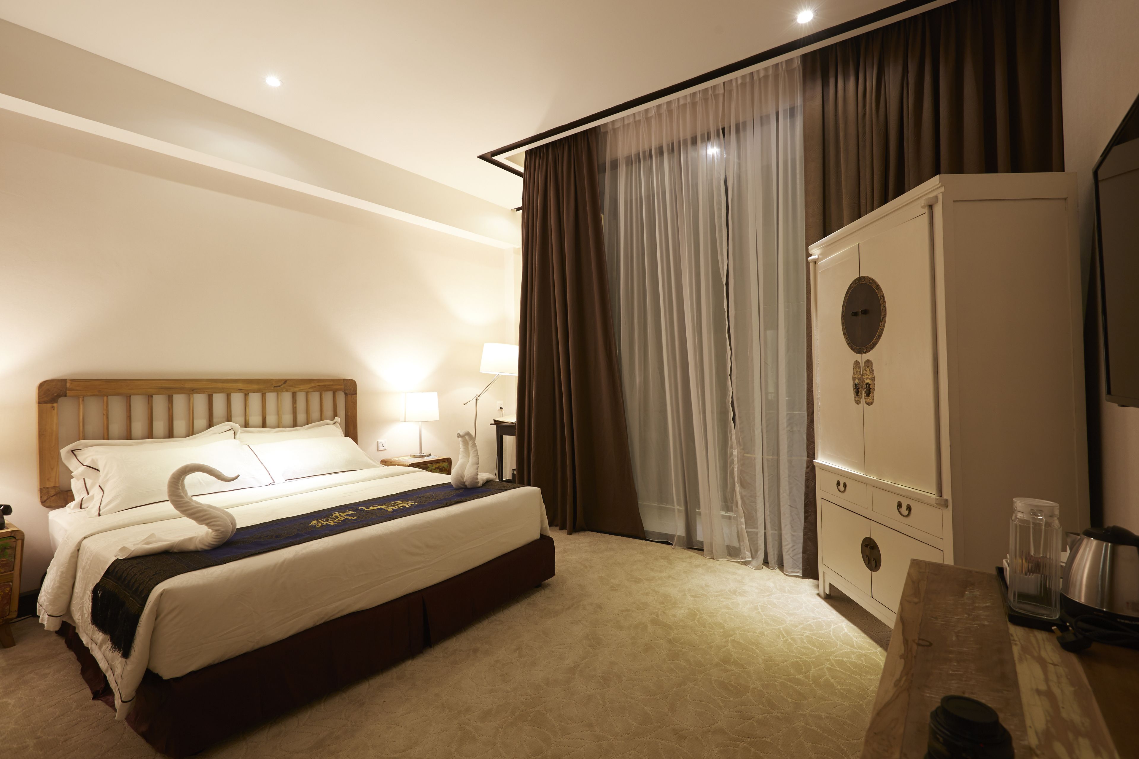 premier king | in-room safe, desk, blackout curtains, soundproofing