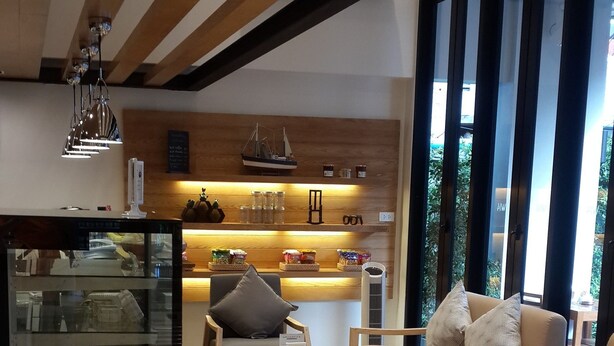 A modern interior with a seating area, a kitchen, and large windows. - W14 Pattaya (Pattaya)