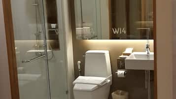 Dusche, kostenlose Toilettenartikel, Bademäntel, Hausschuhe