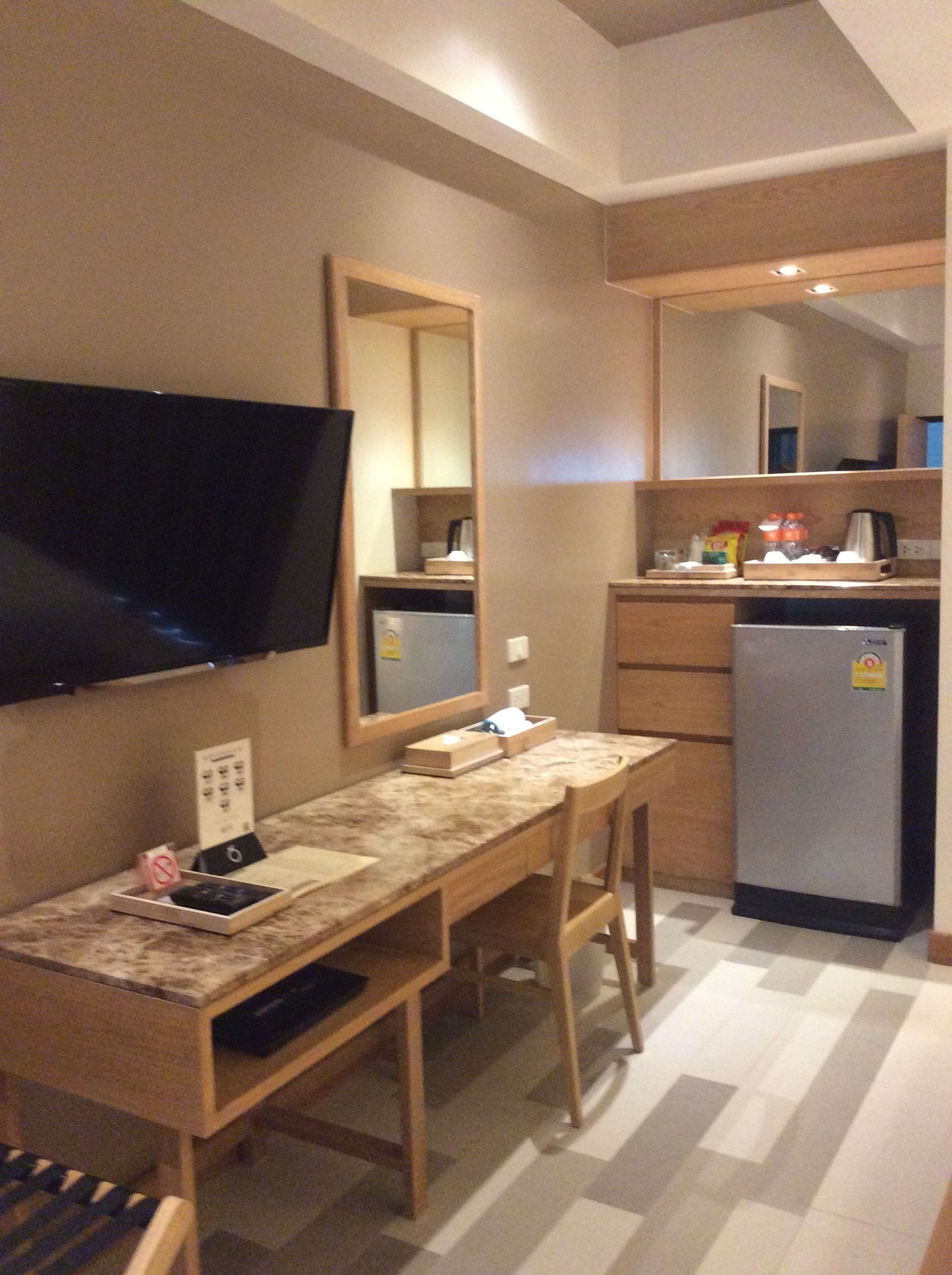 superior room, 1 king bed | room amenity