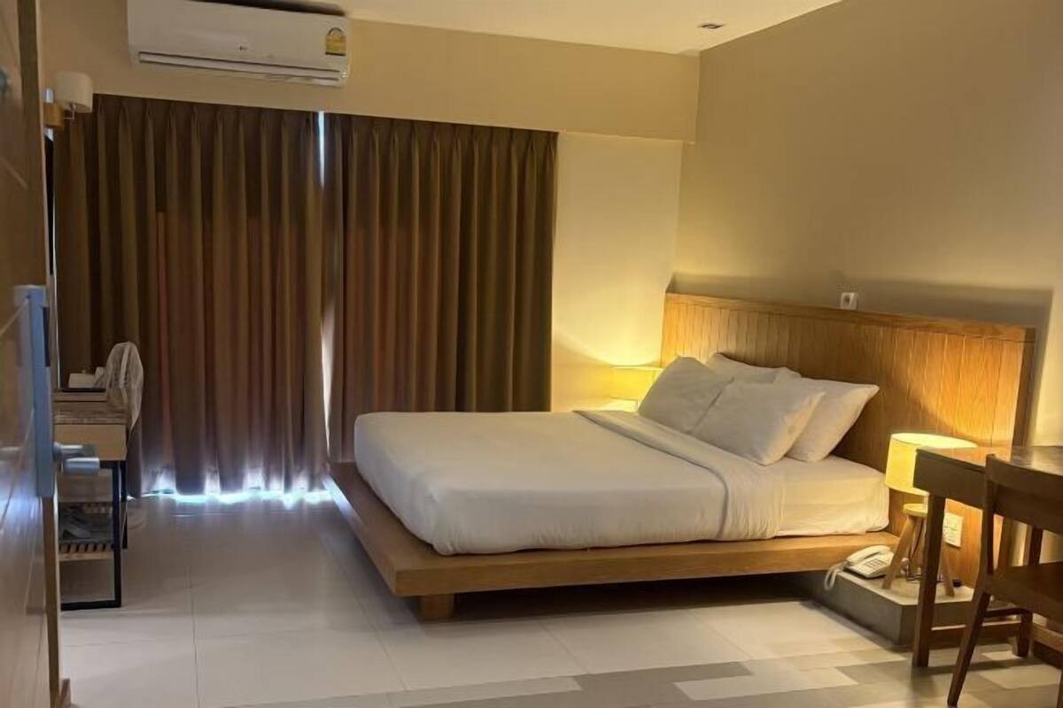 In-room safe, WiFi (free)