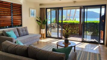 Bungalow, 1 Bedroom, Beachfront | 1 bilik tidur, peti besi dalam bilik, langsir/tirai gelap terus